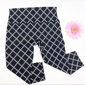 K-Deer High Waisted Capri Cropped Leggings: Black/White Geometric Grid Print